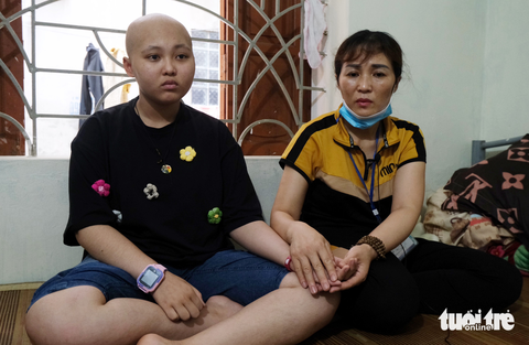 Cố gắng đến cùng giành lấy sự sống cho con - Ảnh 1. Chị Huệ kể lại giây phút giành giật lại sự sống cho con gái Anh Thư - Ảnh: HÀ THANH