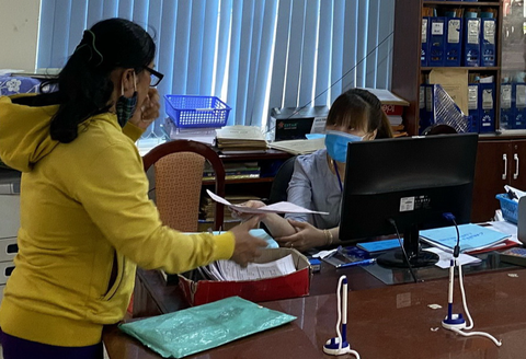 Tỉ lệ người dân ‘chung chi’ để làm sổ đỏ tăng lên - Ảnh 1. Tỉ lệ người dân ‘chung chi’ để làm sổ đỏ tăng lên - Ảnh 1.