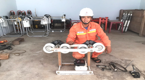 “Từ thực tế công việc giúp tôi nảy sinh các sáng kiến” - Ảnh 1. Anh Đinh Văn Thảo bên robot quấn tưa dây chống sét