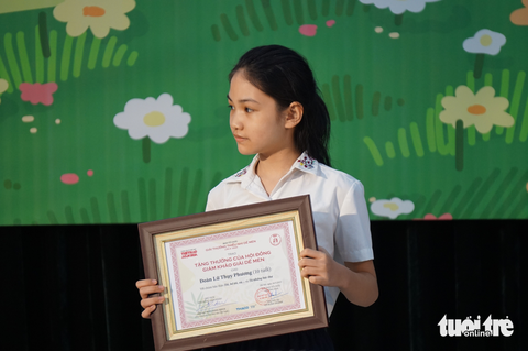 Họa sĩ Thành Chương ‘choáng’ với tranh của bé 11 tuổi được Giải thưởng Dế Mèn - Ảnh 3. Họa sĩ Thành Chương ‘choáng’ với tranh của bé 11 tuổi được Giải thưởng Dế Mèn - Ảnh 3.