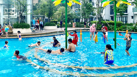 Du lịch ngày hè nắng nóng, cẩn trọng sốc nhiệt - Ảnh 1. Du lịch ngày hè nắng nóng, cẩn trọng sốc nhiệt - Ảnh 1.