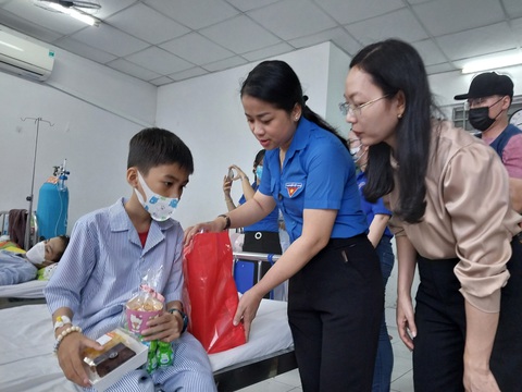 Chuyến xe ước mơ trao quà cho bệnh nhi, trẻ mồ côi vì COVID-19 của Cần Thơ - Ảnh 1. Chuyến xe ước mơ trao quà cho bệnh nhi, trẻ mồ côi vì COVID-19 của Cần Thơ - Ảnh 1.