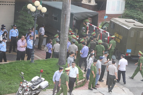 Hàng trăm người tham gia cưỡng chế Bệnh viện Anh Minh, chi phí hơn 800 triệu đồng - Ảnh 1. Hàng trăm người tham gia cưỡng chế Bệnh viện Anh Minh, chi phí hơn 800 triệu đồng - Ảnh 1.