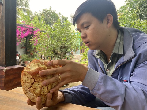 Kỳ lạ: Viên đá quý toả hương trầm, được trả 1,5 tỉ đồng vẫn chưa bán - Ảnh 4. Một người chơi đá quý từng trả chủ nhân viên đá 1,5 tỉ đồng để mua lại nhưng ông Trí không bán