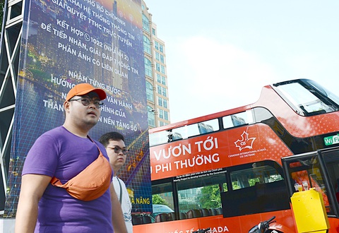 Khách du lịch nước ngoài tham quan trung tâm TP.HCM - Ảnh: TỰ TRUNG