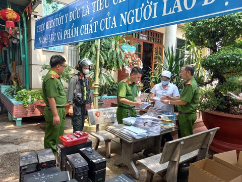 Sau khám xét nhiều cơ sở khám chữa bệnh, thu giữ hàng trăm ngàn giấy chứng nhận ghi khống - Ảnh 1. Sau khám xét nhiều cơ sở khám chữa bệnh, thu giữ hàng trăm ngàn giấy chứng nhận ghi khống - Ảnh 1.