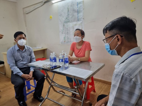 Hoãn phiên tòa xử vụ kiện UBND phường phá khóa cưỡng chế xét nghiệm COVID-19 - Ảnh 1. Hoãn phiên tòa xử vụ kiện UBND phường phá khóa cưỡng chế xét nghiệm COVID-19 - Ảnh 1.