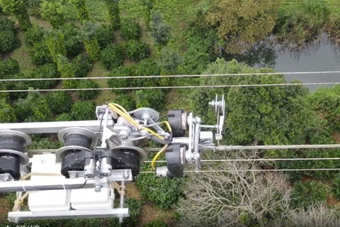 “Từ thực tế công việc giúp tôi nảy sinh các sáng kiến” - Ảnh 3. Robot quấn tưa dây chống sét do anh Đinh Văn Thảo sáng chế