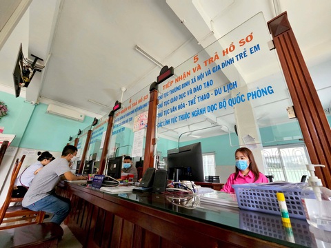 Điện lực miền Nam nỗ lực tiết kiệm điện mùa nắng nóng - Ảnh 1. UBND phường Vĩnh Phú (TP Thuận An, Bình Dương) tận dụng tối đa ánh sáng tự nhiên, hạn chế dùng điện để tiết kiệm điện - Ảnh: NGỌC HIỂN