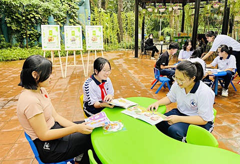 Kỷ luật học sinh đánh nhau bằng cho đọc sách có phải cách làm hay, nhân văn? - Ảnh 1. Đọc sách là cách để trẻ học thêm nhiều điều hay, mở rộng vốn từ, tăng cường tư duy...