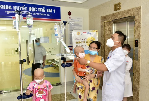 Ước mơ của Thúy tặng quà 1-6 cho bệnh nhi - Ảnh 4. Ước mơ của Thúy tặng quà 1-6 cho bệnh nhi - Ảnh 4.