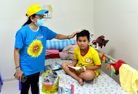 Ước mơ của Thúy tặng quà 1-6 cho bệnh nhi - Ảnh 6. Ước mơ của Thúy tặng quà 1-6 cho bệnh nhi - Ảnh 6.