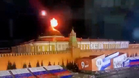 Nhiều nghi vấn rộ lên sau vụ tấn công Điện Kremlin - Ảnh 1. Nhiều nghi vấn rộ lên sau vụ tấn công Điện Kremlin - Ảnh 1.