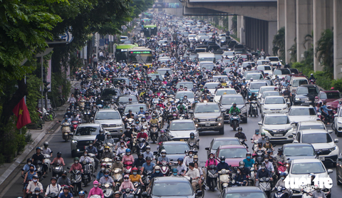 Tắc đường, người Hà Nội chật vật đi làm sau kỳ nghỉ lễ - Ảnh 1. Tắc đường, người Hà Nội chật vật đi làm sau kỳ nghỉ lễ - Ảnh 1.