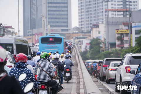 Tắc đường, người Hà Nội chật vật đi làm sau kỳ nghỉ lễ - Ảnh 4. Tắc đường, người Hà Nội chật vật đi làm sau kỳ nghỉ lễ - Ảnh 4.