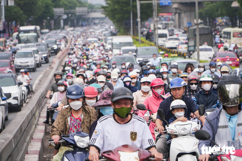 Tắc đường, người Hà Nội chật vật đi làm sau kỳ nghỉ lễ - Ảnh 2. Tắc đường, người Hà Nội chật vật đi làm sau kỳ nghỉ lễ - Ảnh 2.