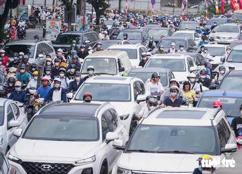 Tắc đường, người Hà Nội chật vật đi làm sau kỳ nghỉ lễ - Ảnh 3. Tắc đường, người Hà Nội chật vật đi làm sau kỳ nghỉ lễ - Ảnh 3.