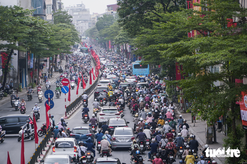 Tắc đường, người Hà Nội chật vật đi làm sau kỳ nghỉ lễ - Ảnh 6. Tắc đường, người Hà Nội chật vật đi làm sau kỳ nghỉ lễ - Ảnh 6.