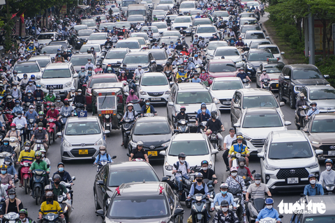 Tắc đường, người Hà Nội chật vật đi làm sau kỳ nghỉ lễ - Ảnh 7. Tắc đường, người Hà Nội chật vật đi làm sau kỳ nghỉ lễ - Ảnh 7.