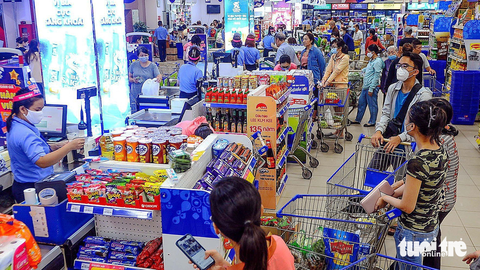 Nên kéo dài thời gian giảm thuế VAT - Ảnh 1. Khi các loại hàng hóa, dịch vụ được giảm thuế VAT từ 10% xuống còn 8% sẽ kích thích người dân mua sắm nhiều hơn - Ảnh: QUANG ĐỊNH
