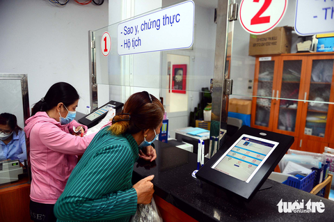 Người dân làm thủ tục hành chính tại bộ phận tiếp nhận và trả kết quả hồ sơ hành chính khu vực 2, TP Thủ Đức, TP.HCM - Ảnh: Q.ĐỊNH Người dân làm thủ tục hành chính tại bộ phận tiếp nhận và trả kết quả hồ sơ hành chính khu vực 2, TP Thủ Đức, TP.HCM - Ảnh: Q.ĐỊNH