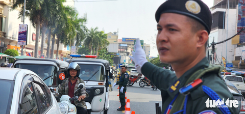 Cảnh sát Campuchia điều tiết giao thông trước trận đấu trên sân Olympic ở Phnom Penh - Ảnh TIẾN TRÌNH Cảnh sát Campuchia điều tiết giao thông trước trận đấu trên sân Olympic ở Phnom Penh - Ảnh TIẾN TRÌNH