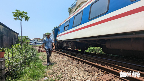 Tàu SE1 trật bánh gần ga Huế, hành khách hoảng loạn - Ảnh 2. Tàu SE1 trật bánh gần ga Huế, hành khách hoảng loạn - Ảnh 2.