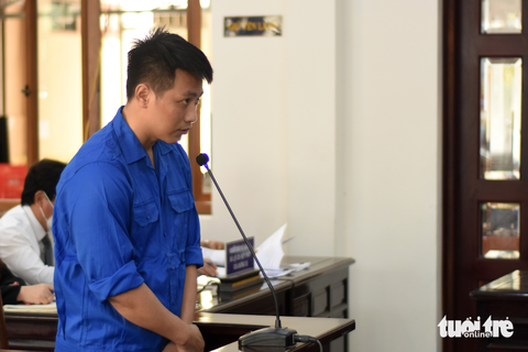 Vẽ dự án ‘ma’ lừa đảo hơn 400 khách hàng, nguyên giám đốc công ty bất động sản ở Đồng Nai hầu tòa - Ảnh 2. Bị cáo Đỗ Sơn Tùng, chủ tịch hội đồng quản trị kiêm giám đốc Công ty cổ phần Bất động sản nhà đất Đồng Nai, tại phiên tòa - Ảnh: A LỘC