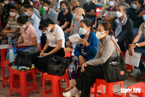Vẽ dự án ‘ma’ lừa đảo hơn 400 khách hàng, nguyên giám đốc công ty bất động sản ở Đồng Nai hầu tòa - Ảnh 3. Khoảng 100 người là bị hại trong vụ án có mặt tại phiên xét xử - Ảnh: A LỘC