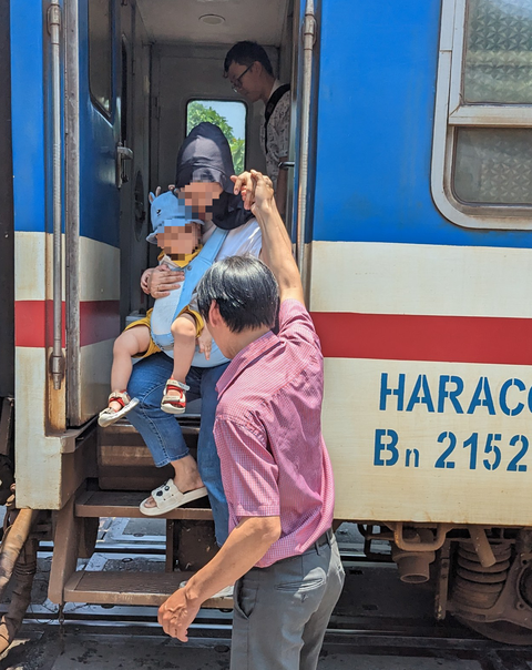 Hành khách kể lại giây phút đoàn tàu SE1 bị trật bánh - Ảnh 1. Hành khách kể lại giây phút đoàn tàu SE1 bị trật bánh - Ảnh 1.