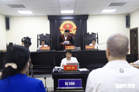 Chiếm đoạt đất vàng phố Bà Triệu, vợ chồng cựu phó chánh văn phòng Sở TN-MT Hà Nội lãnh án tù - Ảnh 2. Tòa tuyên án với hai bị cáo - Ảnh: DANH TRỌNG