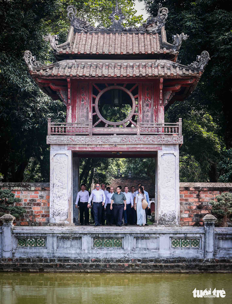 Thủ tướng Việt Nam cùng Thủ tướng Luxembourg đi thăm Văn Miếu - Ảnh 4. Thủ tướng Việt Nam cùng Thủ tướng Luxembourg đi thăm Văn Miếu - Ảnh 4.