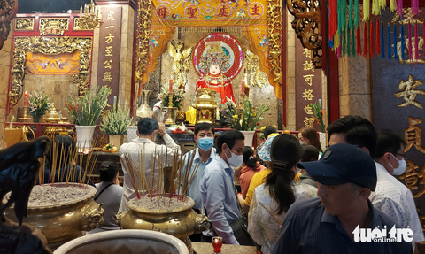 Sẽ đặt trạm thu phí ở vùng lõi của khu du lịch quốc gia Núi Sam - Ảnh 2. Từ năm 2017 đến nay, Khu du lịch quốc gia Núi Sam đã nộp trên 360 tỉ đồng từ tiền thu phí vào ngân sách nhà nước - Ảnh: BỬU ĐẤU