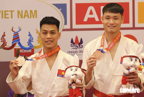 Jiu jitsu Việt Nam lập hat-trick huy chương đồng ngày ra quân - Ảnh 3. Ma Đình Khải (phải) và Trịnh Kế Dương trên bục nhận huy chương - Ảnh: ĐỨC KHUÊ