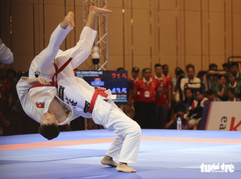 Jiu jitsu Việt Nam lập hat-trick huy chương đồng ngày ra quân - Ảnh 4. Phần thi nội dung Duo Nam của Ma Đình Khải và Trịnh Kế Dương - Ảnh: ĐỨC KHUÊ