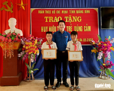 Trao huy hiệu Tuổi trẻ dũng cảm cho hai học sinh cứu người đuối nước - Ảnh 1. Trao huy hiệu Tuổi trẻ dũng cảm cho hai học sinh cứu người đuối nước - Ảnh 1.