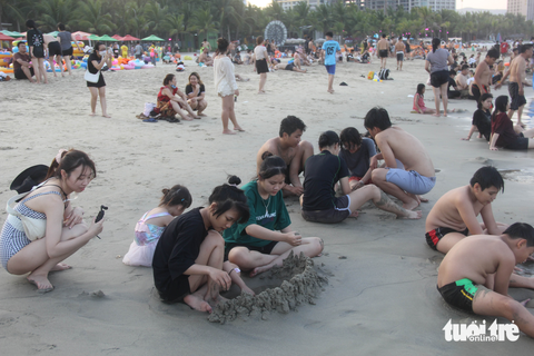 Hết lễ, biển Đà Nẵng vẫn đông kín người vì trời quá nóng - Ảnh 1. Hết lễ, biển Đà Nẵng vẫn đông kín người vì trời quá nóng - Ảnh 1.