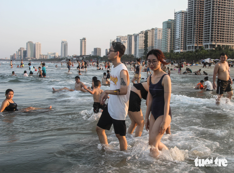 Hết lễ, biển Đà Nẵng vẫn đông kín người vì trời quá nóng - Ảnh 2. Hết lễ, biển Đà Nẵng vẫn đông kín người vì trời quá nóng - Ảnh 2.