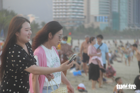 Hết lễ, biển Đà Nẵng vẫn đông kín người vì trời quá nóng - Ảnh 3. Hết lễ, biển Đà Nẵng vẫn đông kín người vì trời quá nóng - Ảnh 3.