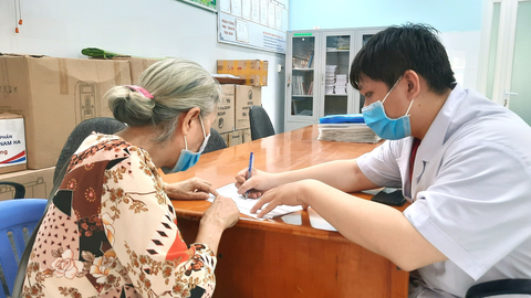 Ca nhiễm tăng, ai cần tiêm thêm vắc xin COVID-19? - Ảnh 1. Người dân đi đăng ký tiêm vắc xin COVID-19 tại Trạm y tế phường Trường Thọ (TP Thủ Đức) - Ảnh: T.H.