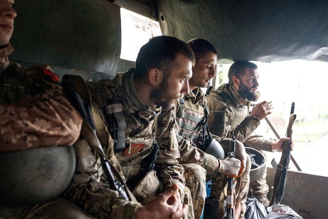 Quân nhân Ukraine ngồi trên xe quân sự ở gần thành phố Bakhmut (vùng Donetsk) vào ngày 30-4- Ảnh: AFP Quân nhân Ukraine ngồi trên xe quân sự ở gần thành phố Bakhmut (vùng Donetsk) vào ngày 30-4- Ảnh: AFP