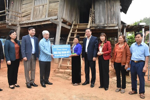 Dựng 5.000 nhà đại đoàn kết ở Điện Biên, hướng đến kỷ niệm 70 chiến thắng Điện Biên Phủ - Ảnh 1. Ông Đỗ Văn Chiến - chủ tịch Ủy ban Trung ương Mặt trận Tổ quốc Việt Nam - trao tiền hỗ trợ làm nhà cho gia đình bà Vì Thị Minh ở bản Cà Phê, xã Sam Mứn (huyện Điện Biên) - Ảnh: MTTQ
