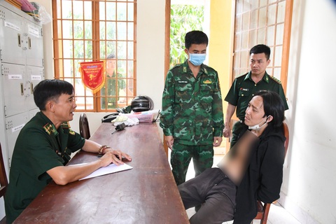 Nghi phạm giết người bị bắt ở biên giới với 3 hộ chiếu, 2 dao nhọn - Ảnh 1. Nghi phạm giết người bị bắt ở biên giới với 3 hộ chiếu, 2 dao nhọn - Ảnh 1.