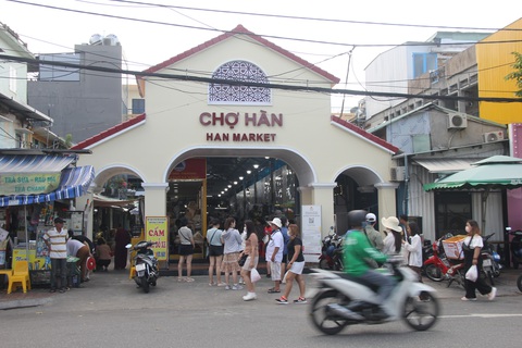 - Ảnh 12. Chợ Hàn vừa được cải tạo để phục vụ du khách tốt hơn, tuy nhiên xung quanh đó vỉa hè bị các hộ buôn bán lấn chiếm