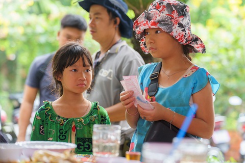 4 sao Việt cho con 'nối gót' nghiệp diễn xuất: Lý Hải không là duy nhất - Ảnh 1. Hai con gái Cherry và Sunny của Lý Hải trong Lật mặt 6