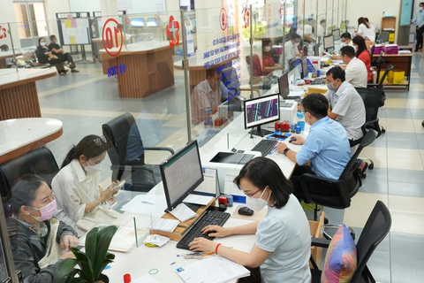 Người dân làm thủ tục hành chính tại UBND quận Tân Phú, TP.HCM - Ảnh: HỮU HẠNH Người dân làm thủ tục hành chính tại UBND quận Tân Phú, TP.HCM - Ảnh: HỮU HẠNH