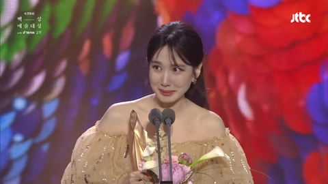 Park Eun Bin bị chế giễu vì màn khóc lóc khi nhận giải Daesang - Ảnh 1. Park Eun Bin nghẹn ngào bày tỏ cảm xúc khi nhận giải Daesang - giải thưởng được ví như Oscar Hàn Quốc