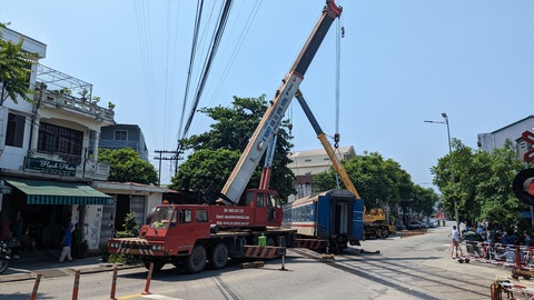 Hành khách kể lại giây phút đoàn tàu SE1 bị trật bánh - Ảnh 2. Hành khách kể lại giây phút đoàn tàu SE1 bị trật bánh - Ảnh 2.