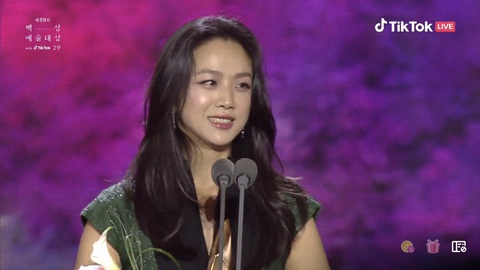 Park Eun Bin bị chế giễu vì màn khóc lóc khi nhận giải Daesang - Ảnh 5. Thang Duy trên sân khấu nhận giải Baeksang 2023