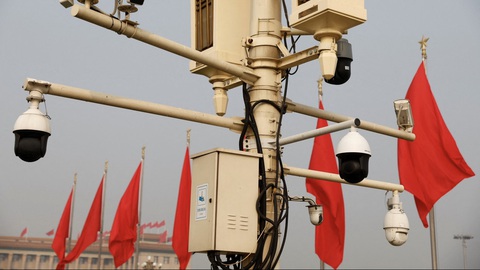 Camera an ninh được lắp nhìn ra Quảng trường Thiên An Môn ở Bắc Kinh, Trung Quốc - Ảnh: Reuters Camera an ninh được lắp nhìn ra Quảng trường Thiên An Môn ở Bắc Kinh, Trung Quốc - Ảnh: Reuters
